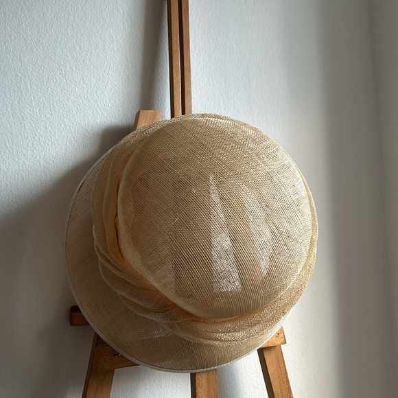 Creamy beige straw hat with straw folded sash, natural fibers, made in England - Picture 2 of 12